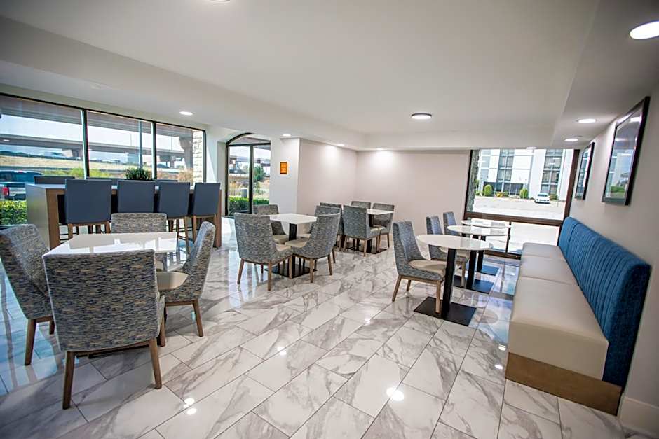 La Quinta Inn & Suites by Wyndham Dallas I-35 Walnut Hill