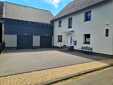 CJS Apartments - Chill or Drive am Nürburgring, Free Parking, WLan, Spacious Rooms, Quiet Location