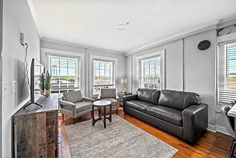 Discover Conway Trendy Downtown Loft