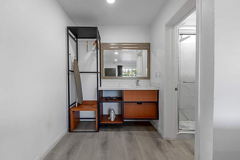 Inland Inn & Suites