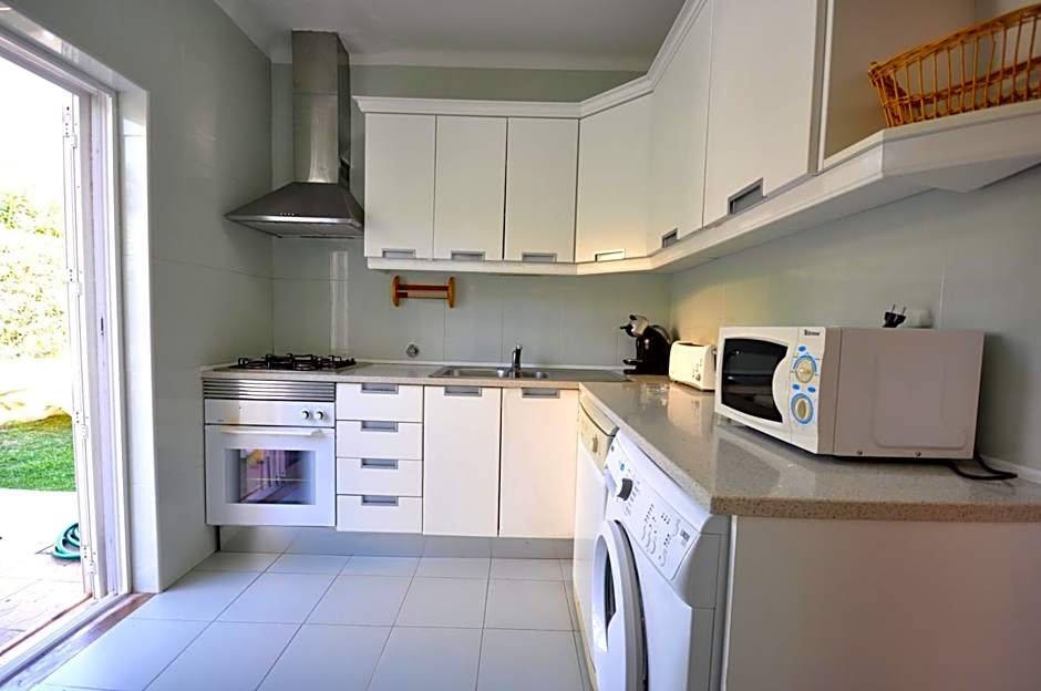 Stylish and well-equipped, private pool, close to amenities, free AC Wifi