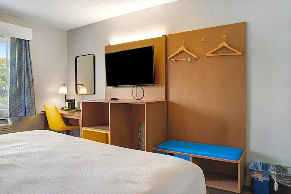 Days Inn by Wyndham Omaha - West Dodge