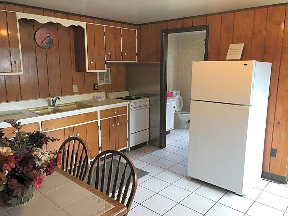 Simmons Motel and Suites