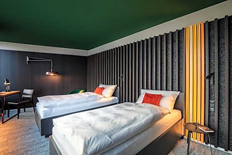 Standard Twin Room with Mountain View