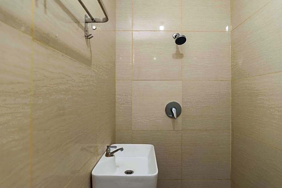 RedDoorz Plus near Eka Hospital BSD 5