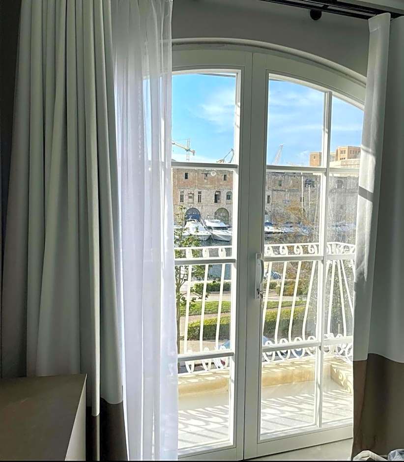 Dock 1 Boutique Hotel
