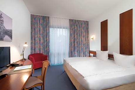 1 Queen Bed Non-Smoking