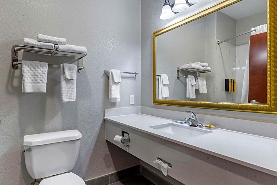 Best Western Plus Victoria Inn & Suites