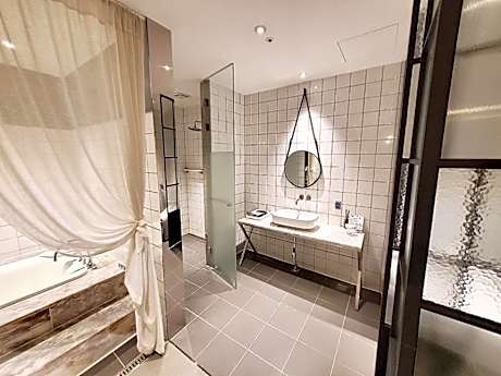 Special Offer_Deluxe Double Plus Room with Cube Chicken Salad & 300 ml of draft beers for 2