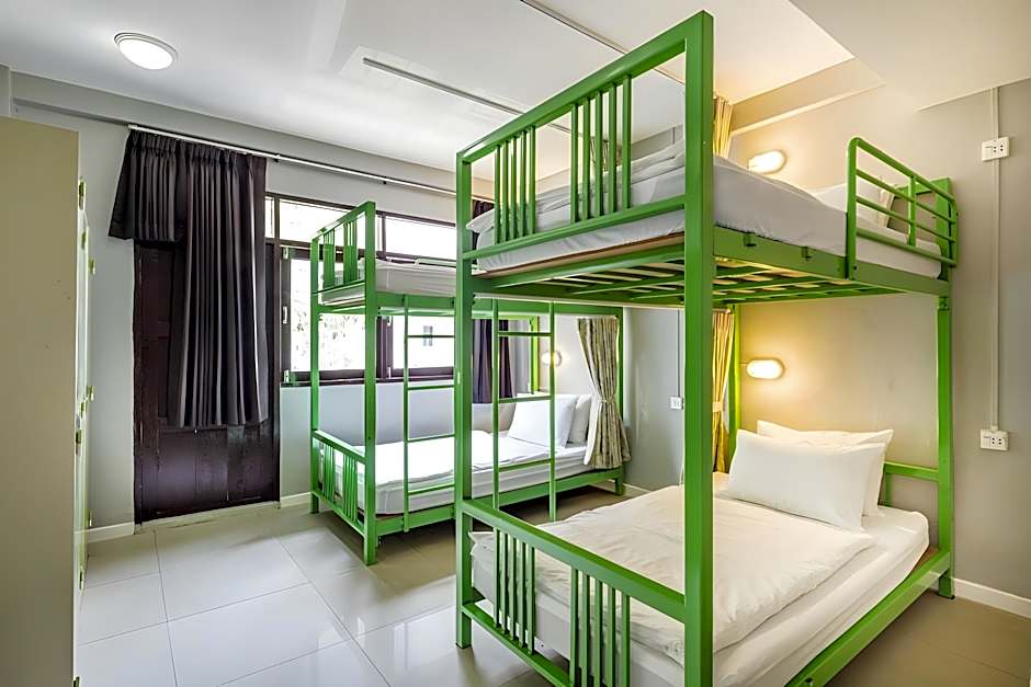 At Hua Lamphong Hotel