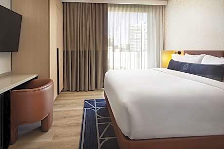 Palazzo Suite, 1 Bedroom Signature Suite, 1 King, Sofa bed, Plaza view, Corner room