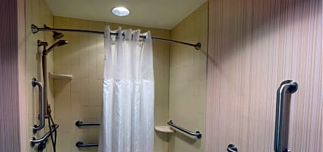 2 Queens Premium W/In-Room Drinks-Snacks