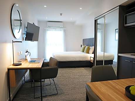 King Studio Apartment