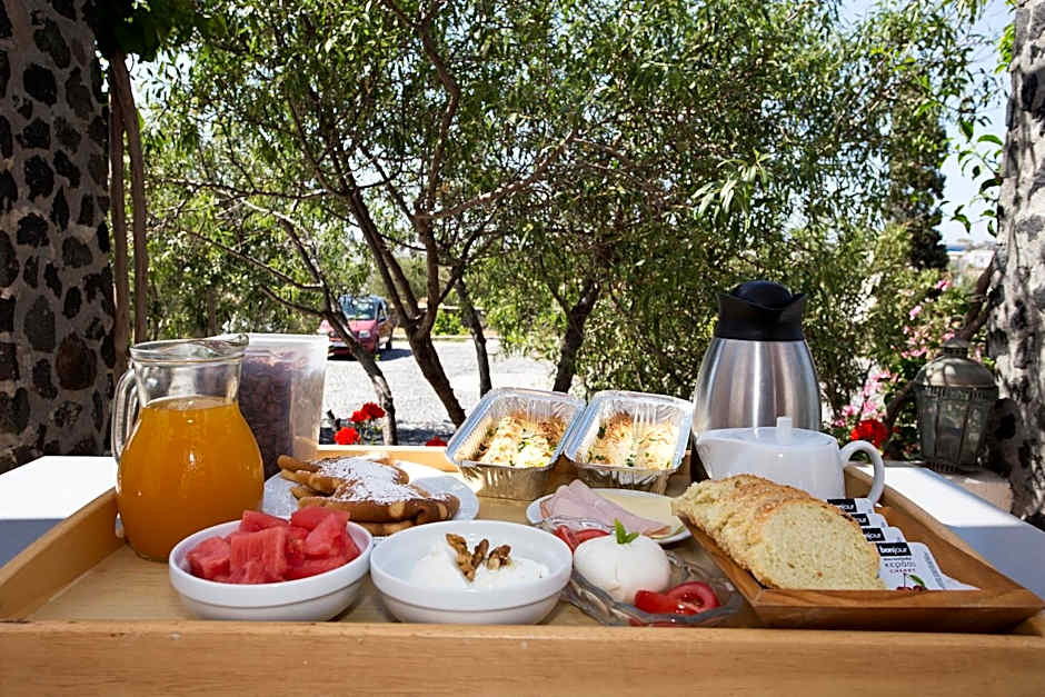 Birds Villa Apartments with Heated Pool - Including Car and Breakfast