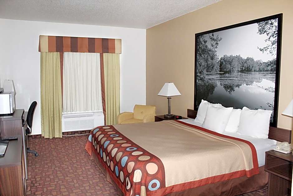 Super 8 by Wyndham Three Rivers