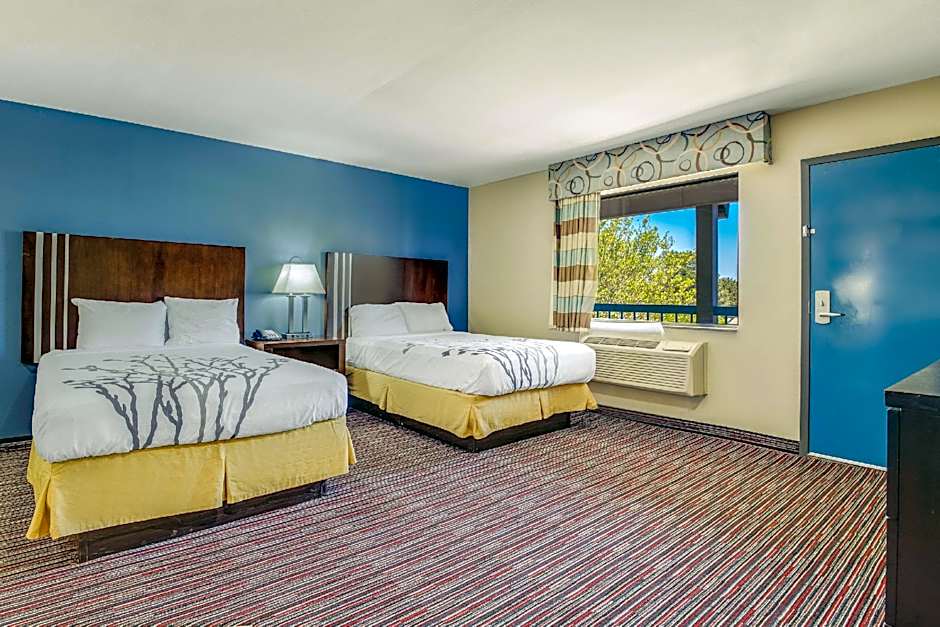 Econo Lodge Inn & Suites