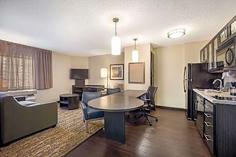 One-Bedroom Queen Suite with Roll-In Shower - Mobility Accessible