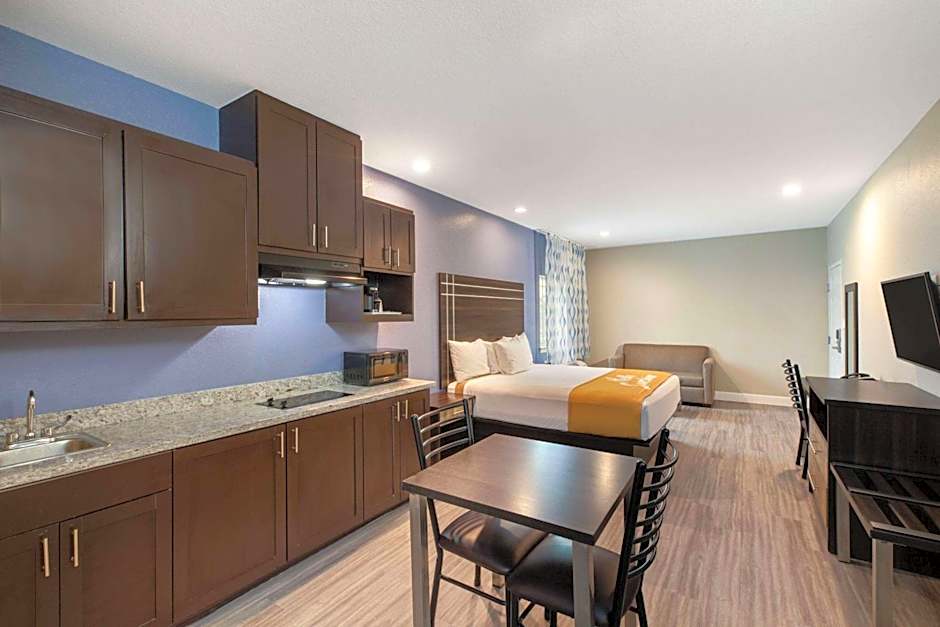 Days Inn & Suites by Wyndham La Porte
