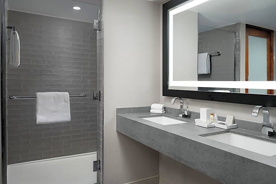 Renaissance by Marriott Minneapolis Bloomington Hotel