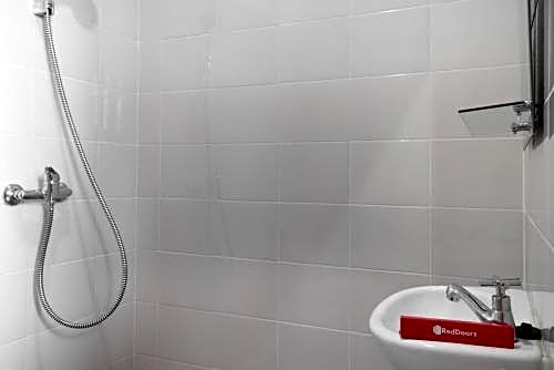 RedDoorz near Lippo Mall Puri