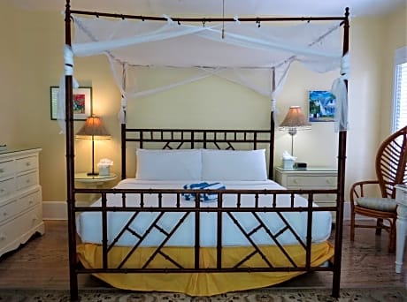 King Suite with Pool View (Pool Suite Alligator)