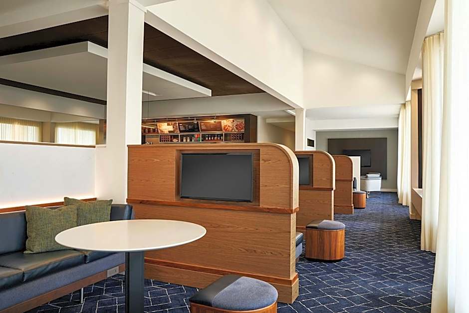 Courtyard by Marriott St. Louis Westport Plaza