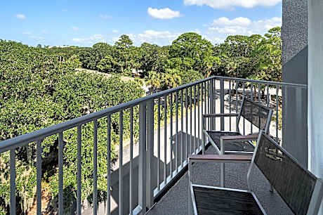 1 King Bed With Balcony