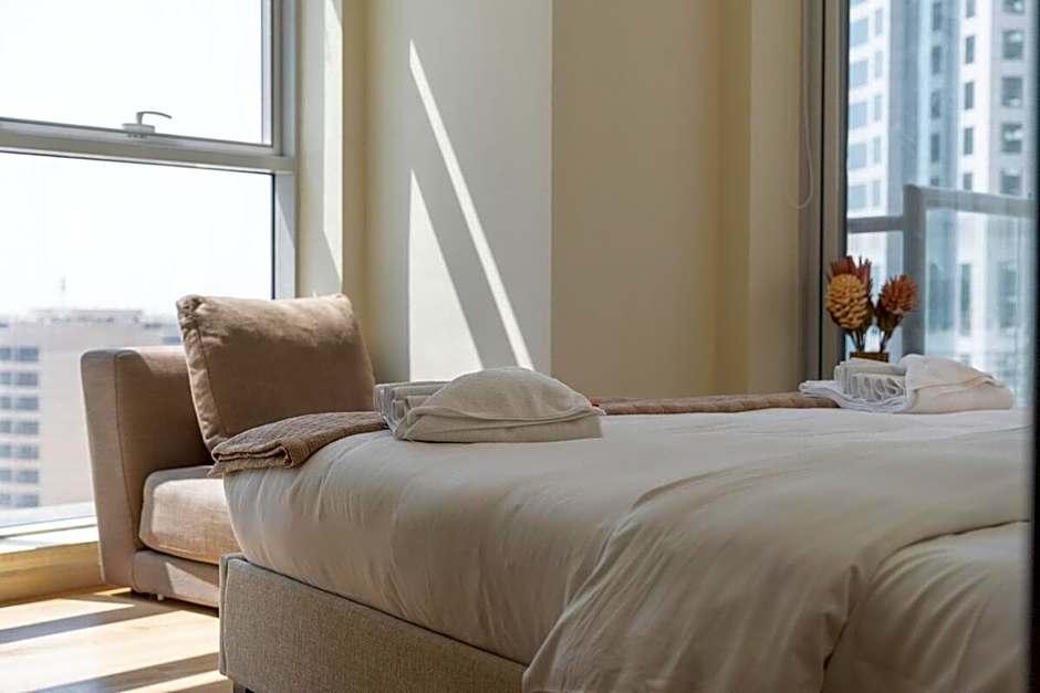 Free housekeeping visits during your stay - StayShort - Bright 1-Bedroom with View Dubai Marina