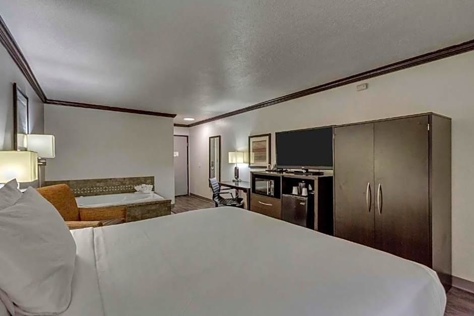 Photo 1 of 6 of 1 King Bed with Sofabed Suite, Jacuzzi®
