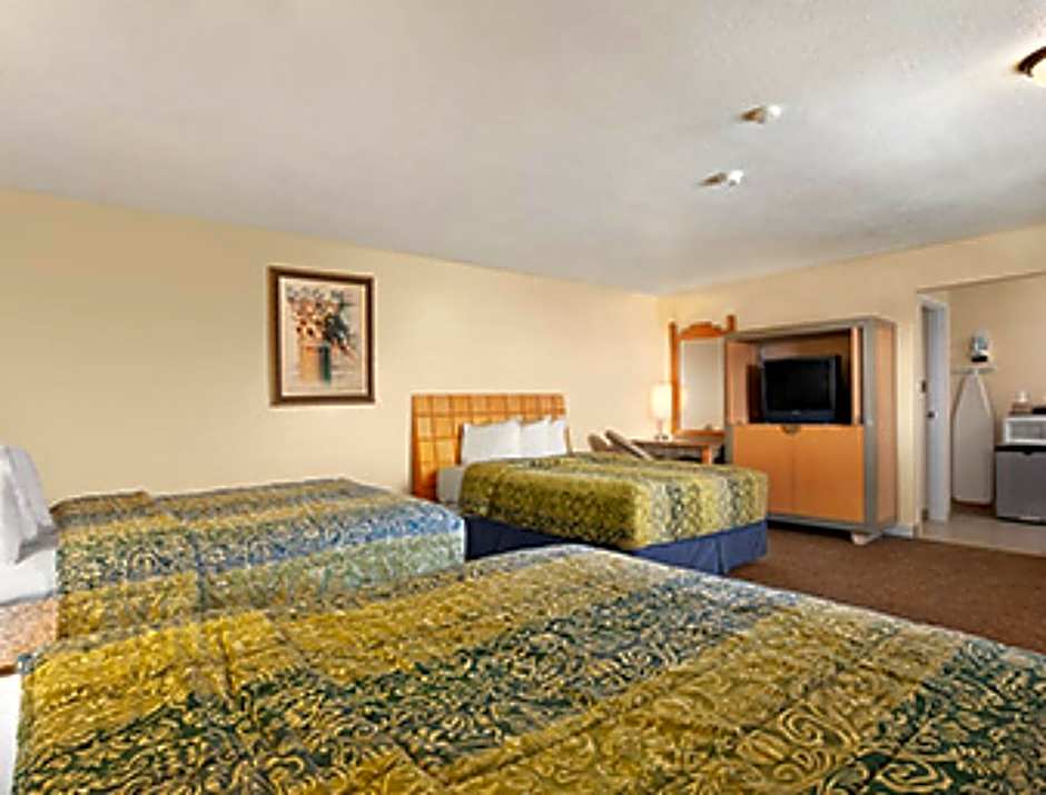 Photo 1 of 11 of 3 Queen Beds