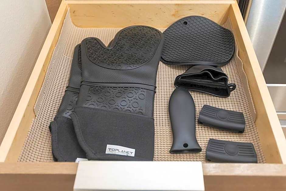 Palm Theme King Bed Paid Garage 55" 4k Smart T