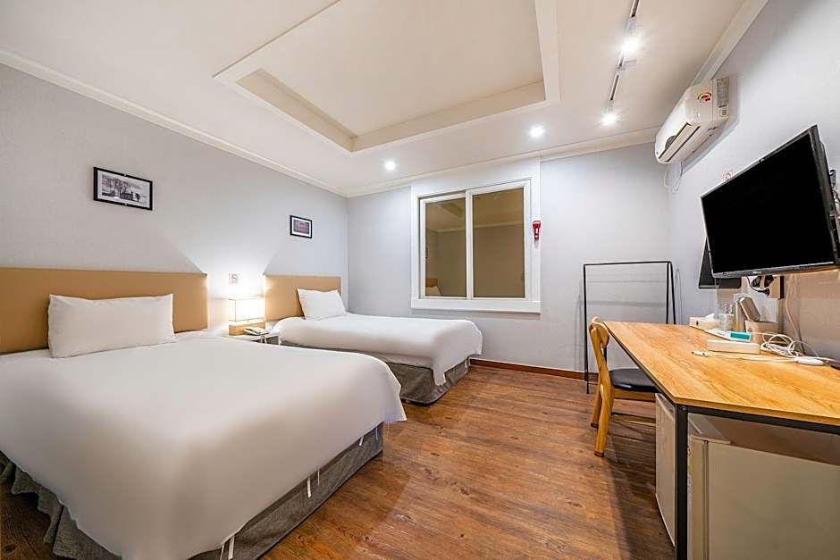Check Inn Hotel