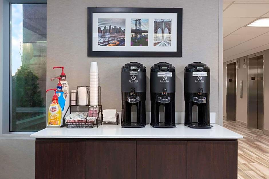 La Quinta Inn & Suites by Wyndham Clifton