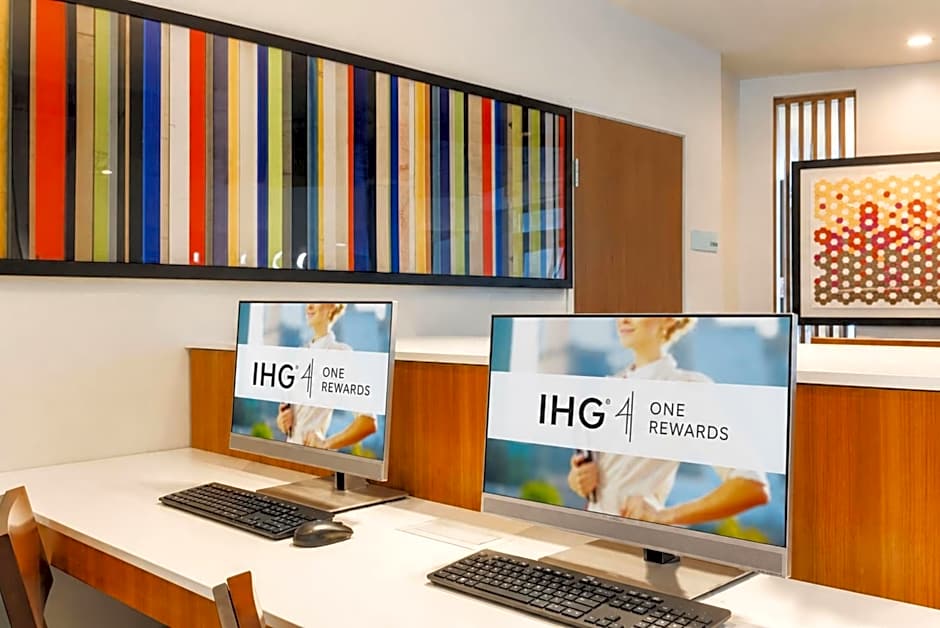 Holiday Inn Express & Suites Chicago O'Hare Airport by IHG