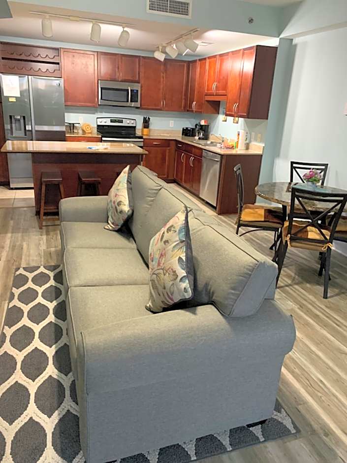 LAKETOWN 5 POOLs STEPS TO BEACH FAMILY FRIENDLY