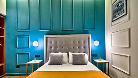 Deluxe double Room 2nd Floor Internal Courtyard Facing 12