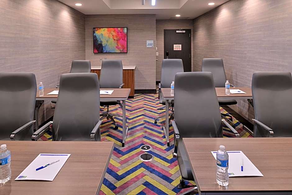 Holiday Inn Express & Suites Bryant West By IHG