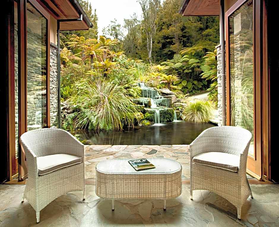 Treetops Lodge & Estate