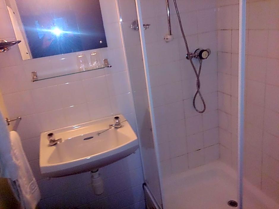 OYO Rose & Crown Hotel