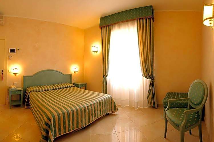 Hotel Riviera 3 Stelle con piscina estiva gratuita e garage a pagamento