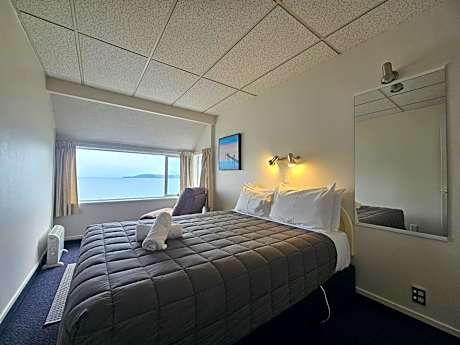 One-Bedroom Apartment with Lake View