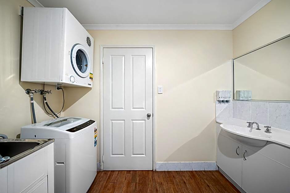 Emerald Motel Apartments