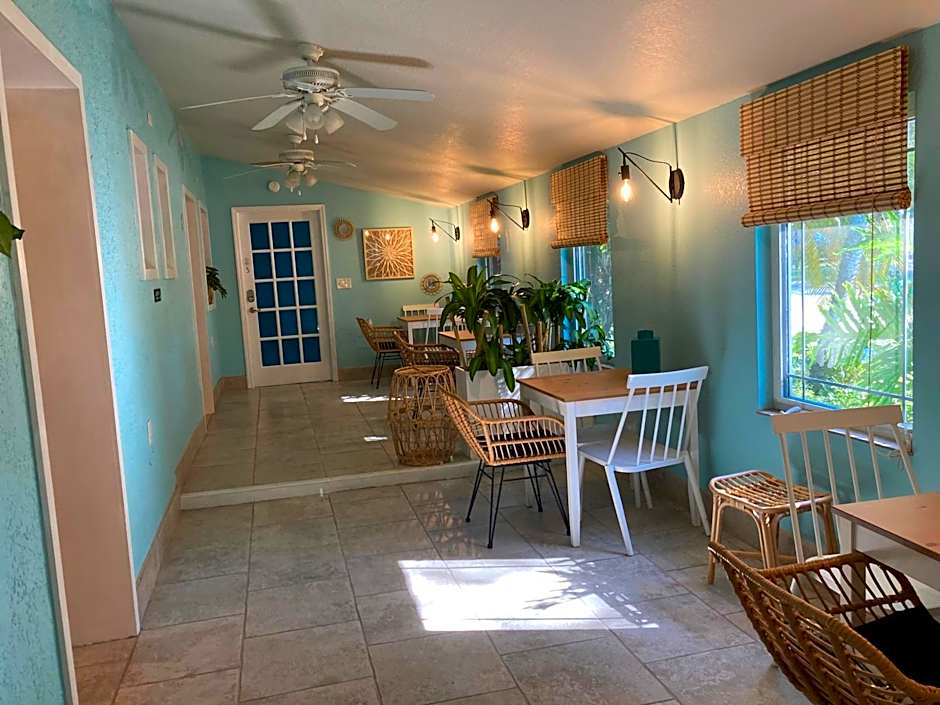 3Gulls Inn Ozona-Boutique Hotel-Steps from Restaurants & Brewery-SwimSpa Pool-Pet Friendly