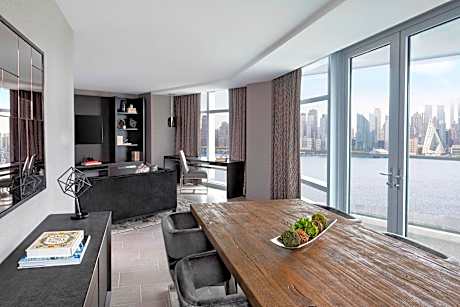 Manhattan Skyline Suite, 1 Bedroom Executive Suite, 1 King, Balcony