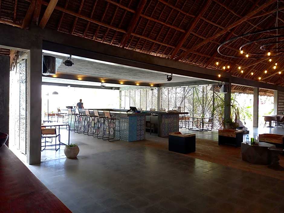 Casa Beach Hotel "Casa Del Mar"