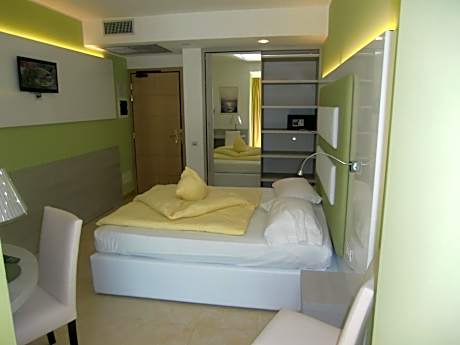 Basic Double or Twin Room with Terrace - Ground Floor