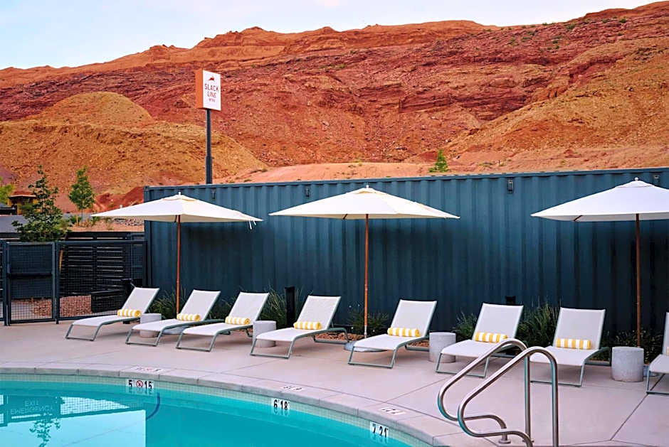 Slackline Moab, Outset Collection by Hilton