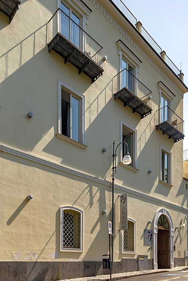 Seven Hostel & Rooms