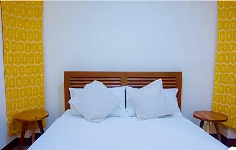 Standard - 1 Queen Bed