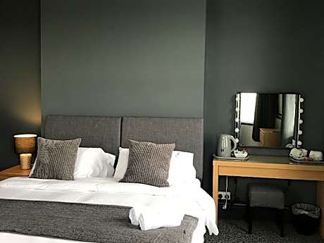 Family room-Deluxe-Ensuite with Shower